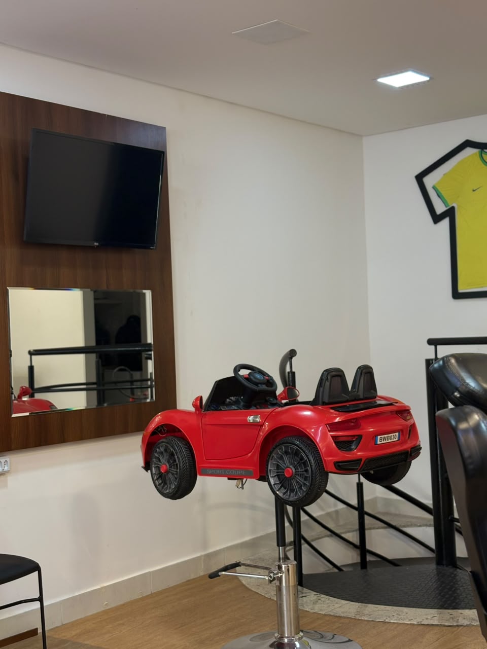Cadeira infantil da Confrade Barbearia para atendimento das crianças