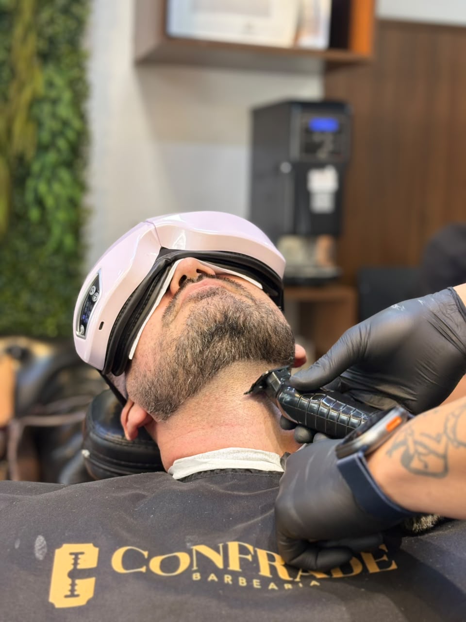 Cliente recebendo cuidados de barba no ambiente climatizado da Confrade